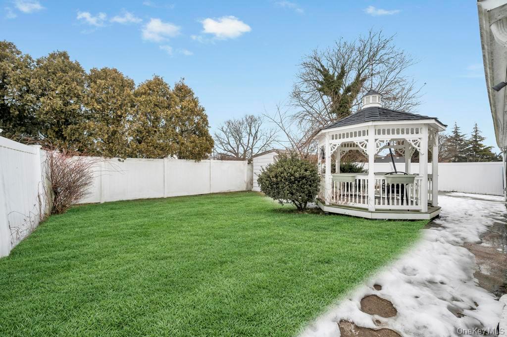 212 Bergen Court, Copiague, NY 11726