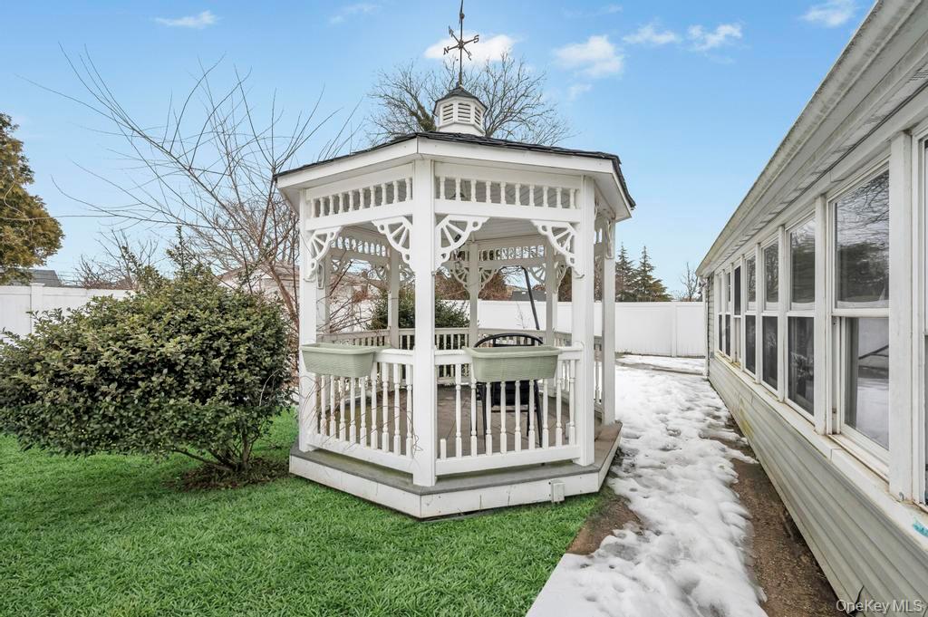 212 Bergen Court, Copiague, NY 11726