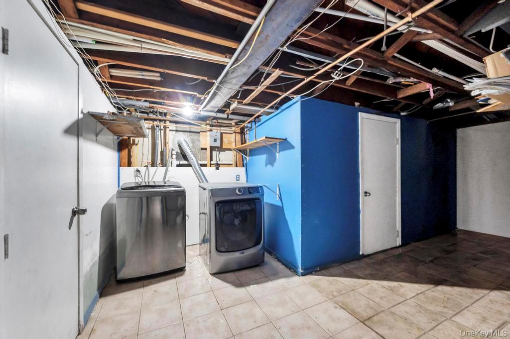 212 Bergen Court, Copiague, NY 11726