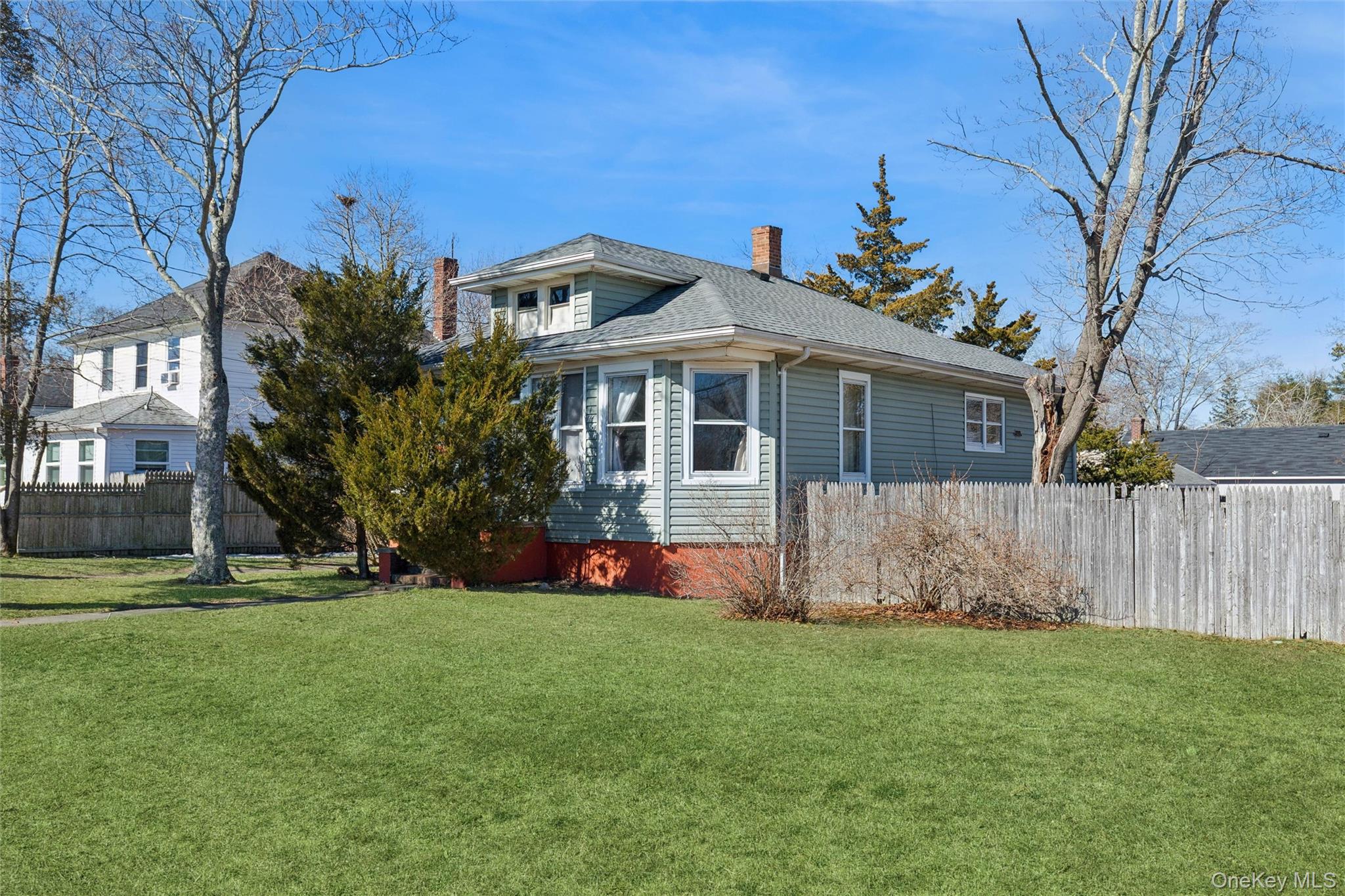 37 Lake Ave, Riverside, NY 11901