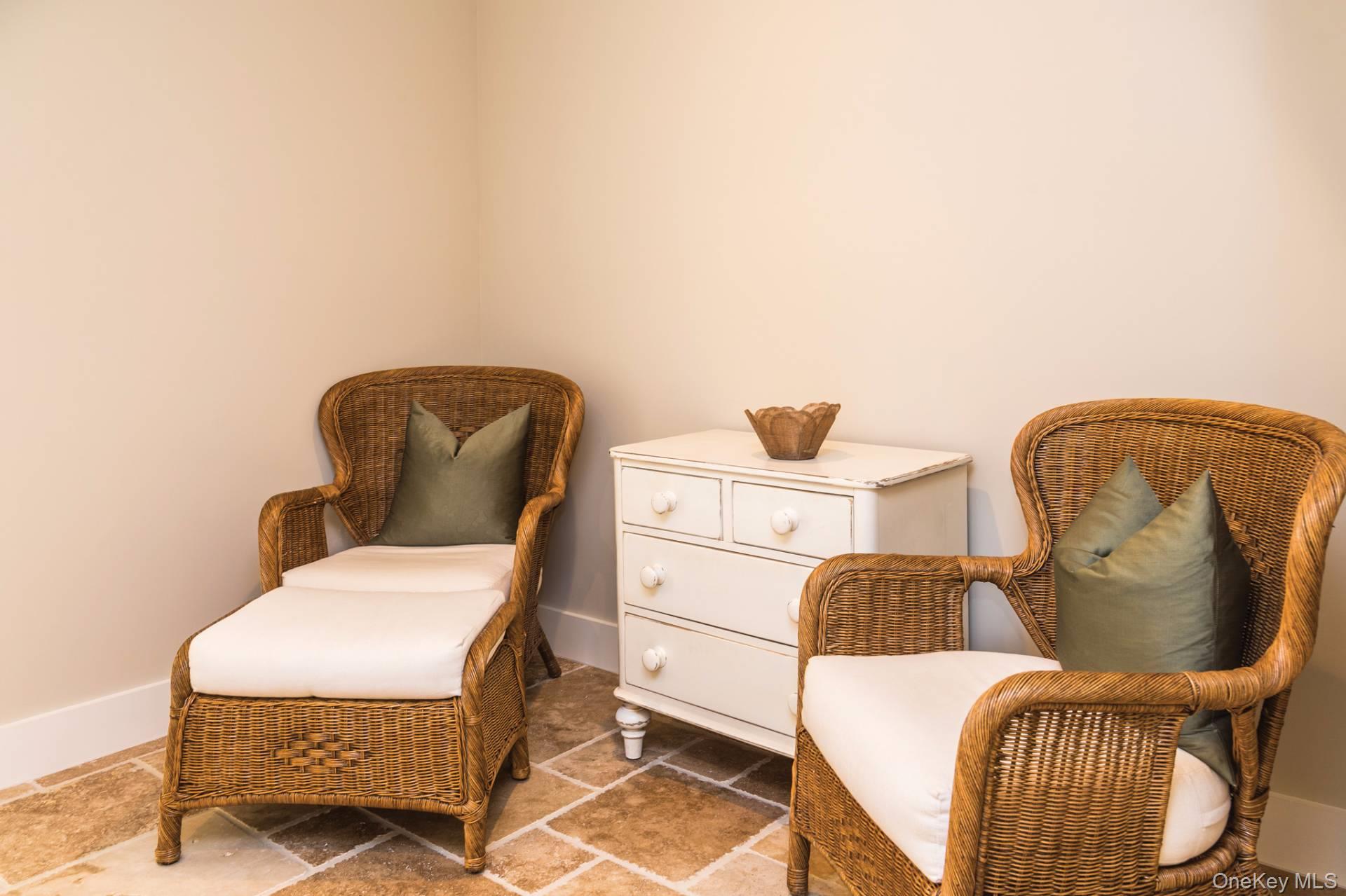 10 Inkberry Street, East Hampton, NY 11937