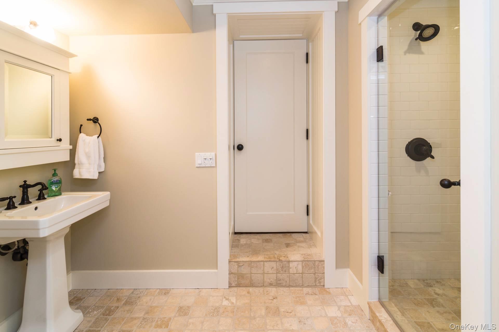 10 Inkberry Street, East Hampton, NY 11937