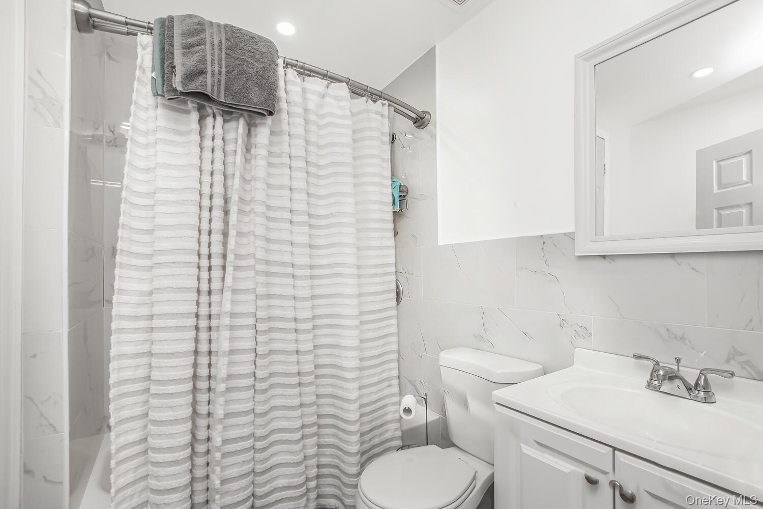 819 E 223rd Street, Bronx, NY 10466