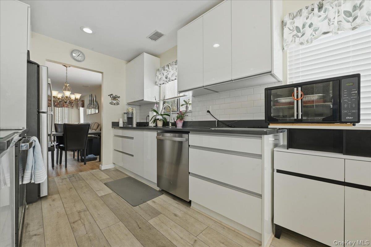 31 Stanford Court, Wantagh, NY 11793