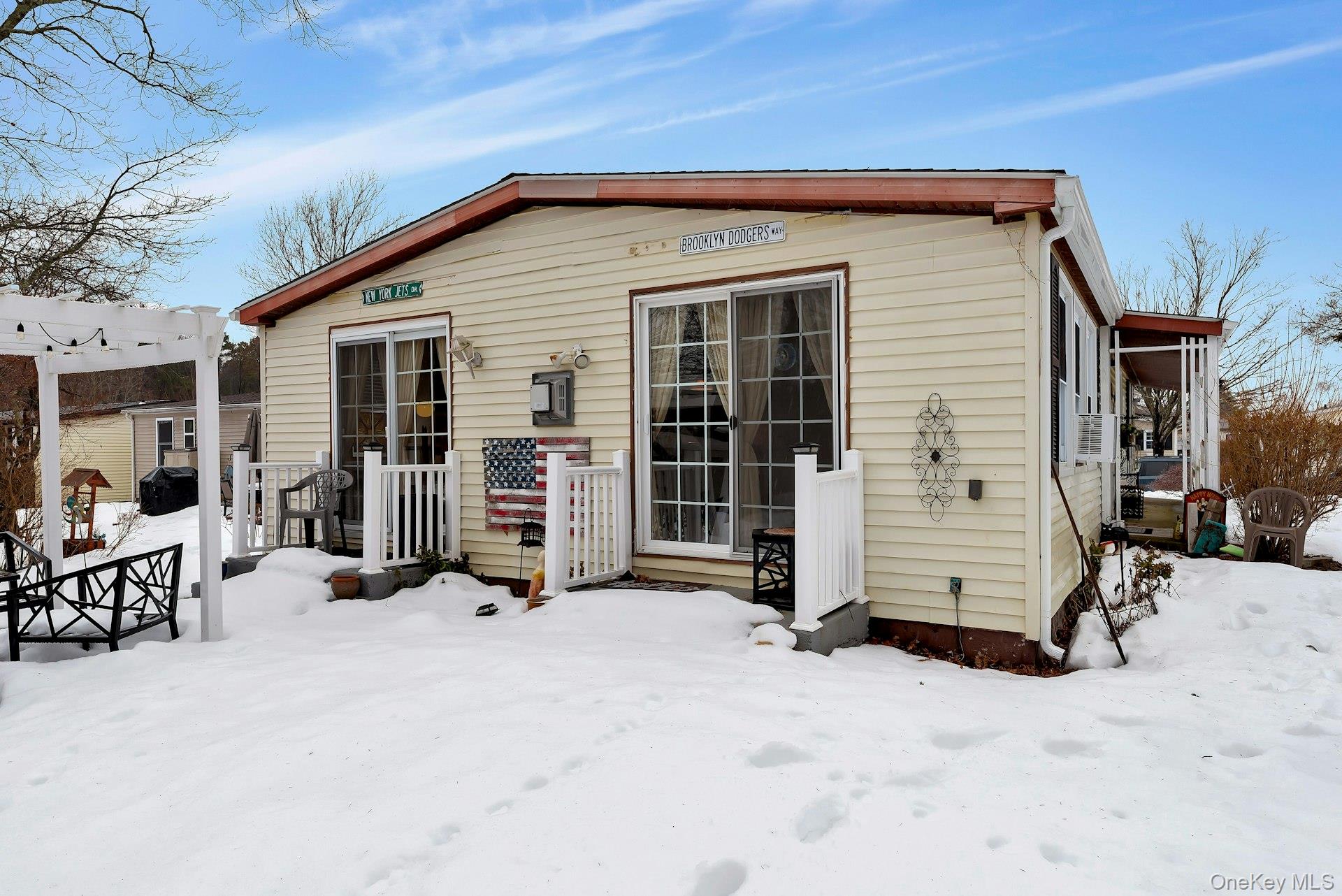 43 Village Circle S, Manorville, NY 11949