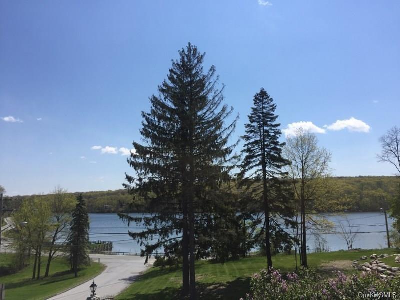 16 Lake Avenue, Monroe, NY 10950