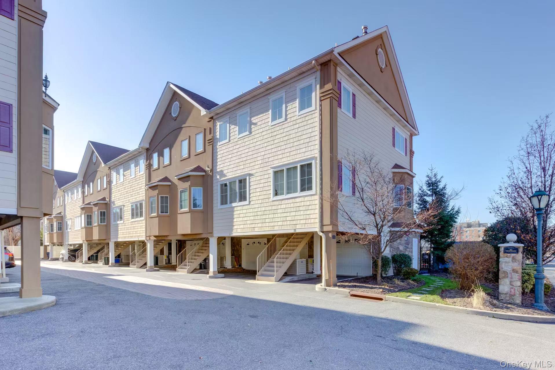 330 Maple Avenue # 17, Westbury, NY 11590