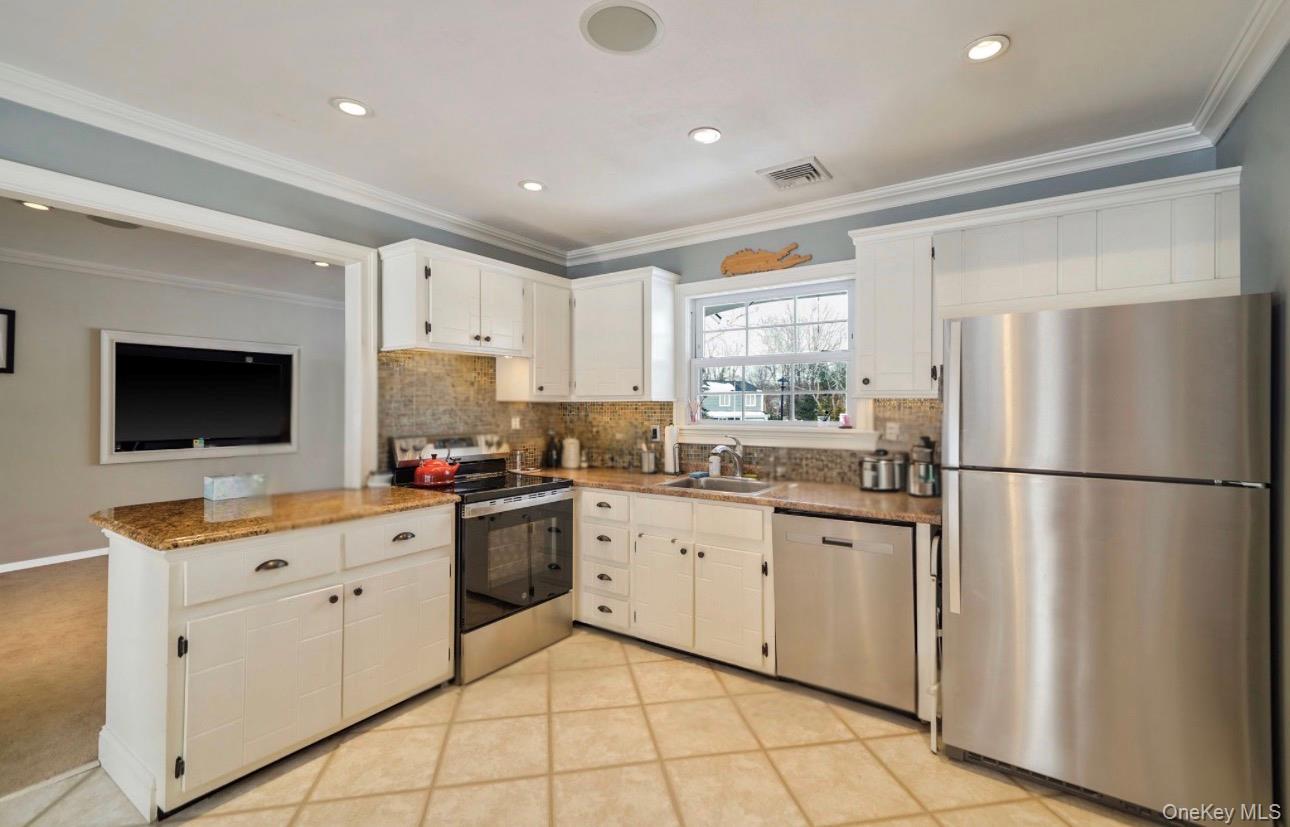 6 Madsen Court, Mount Sinai, NY 11766