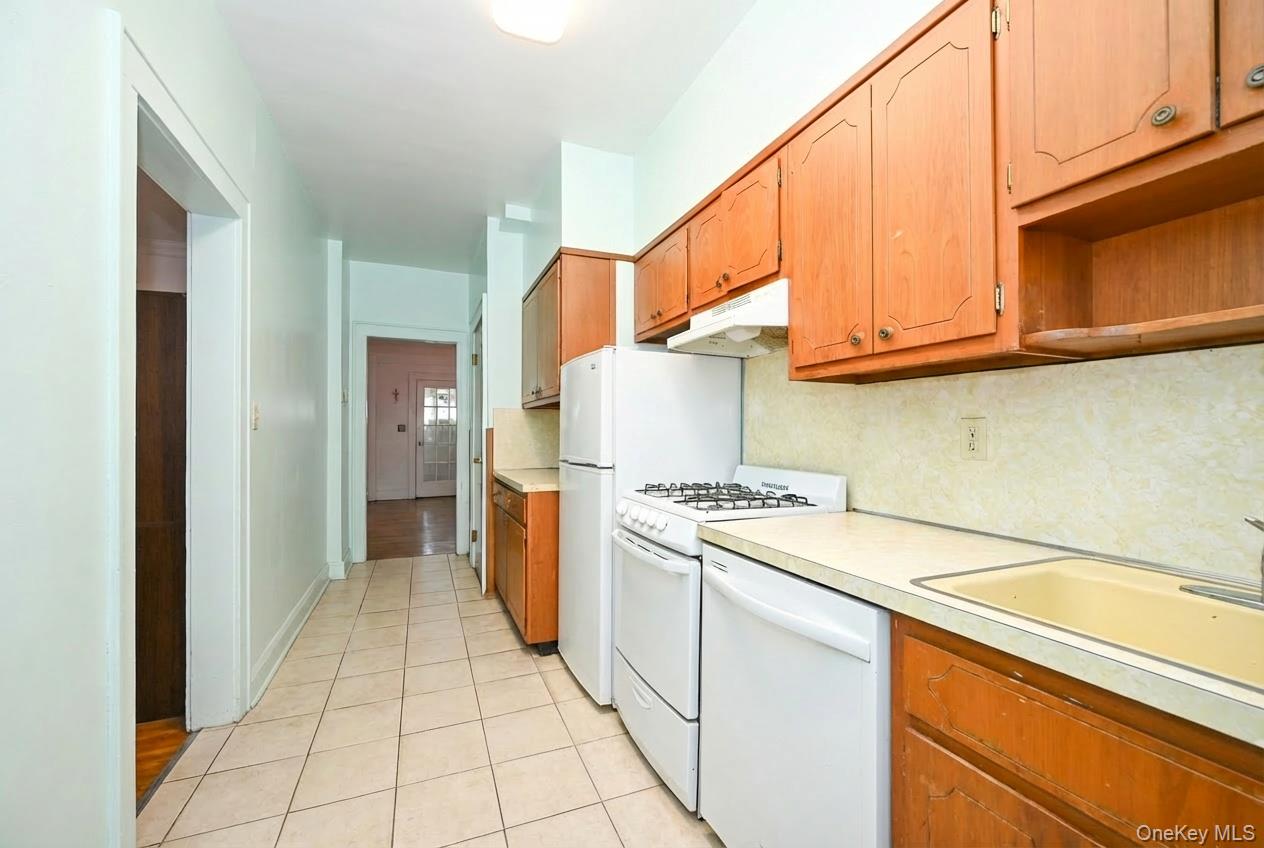 72-19 72nd Street, Glendale, NY 11385