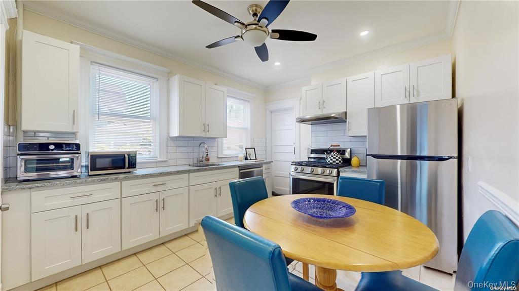 386 Mulry Lane, Lawrence, NY 11559