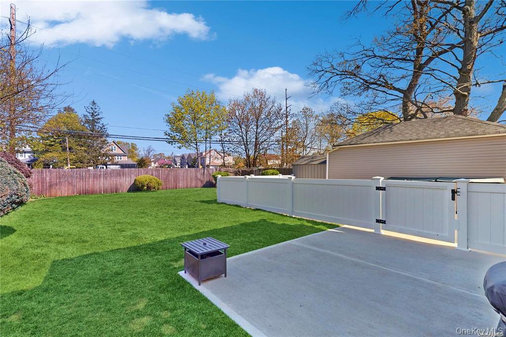 386 Mulry Lane, Lawrence, NY 11559