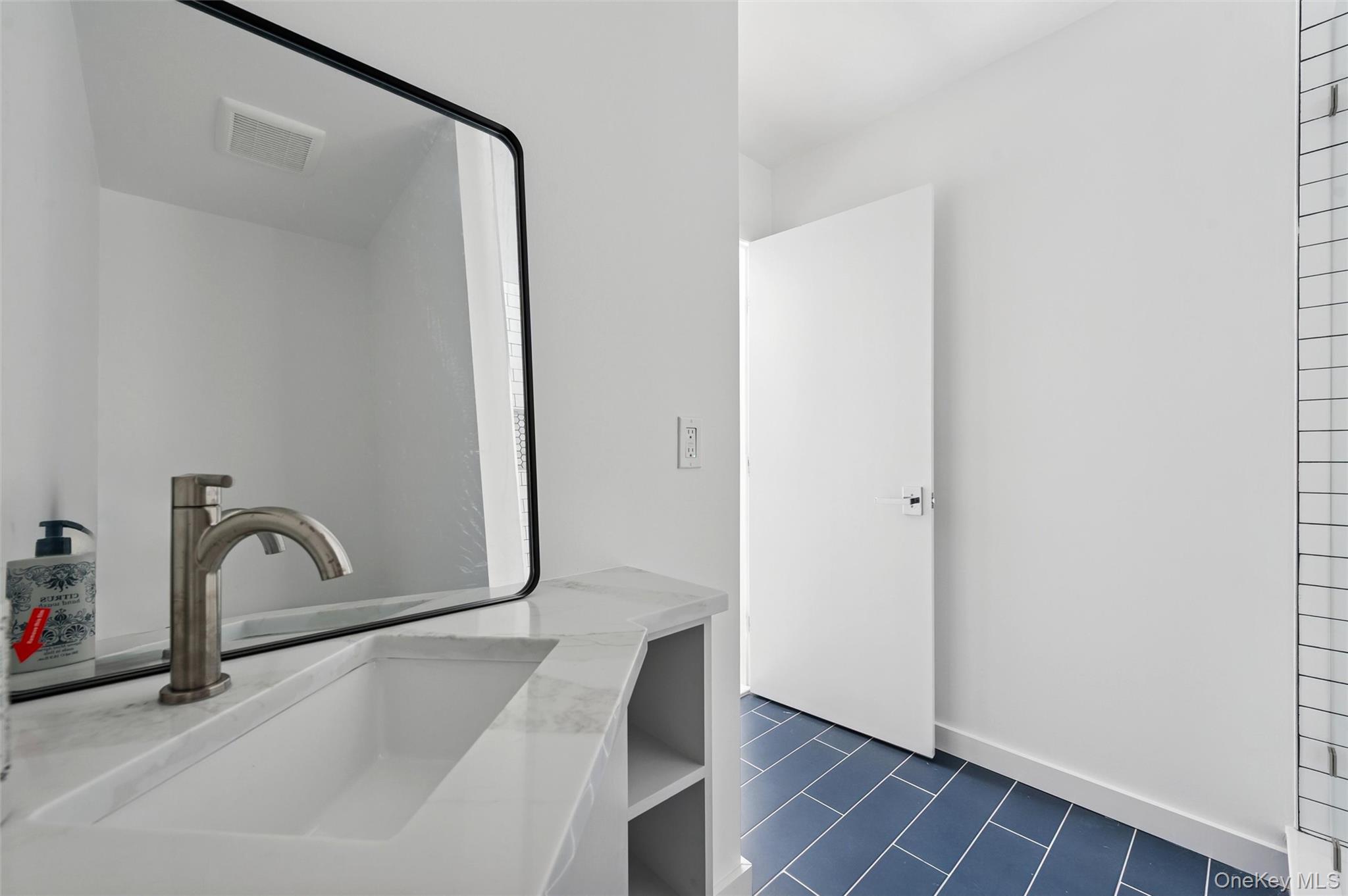 10 Hampton Street, Westhampton Beach, NY 11978