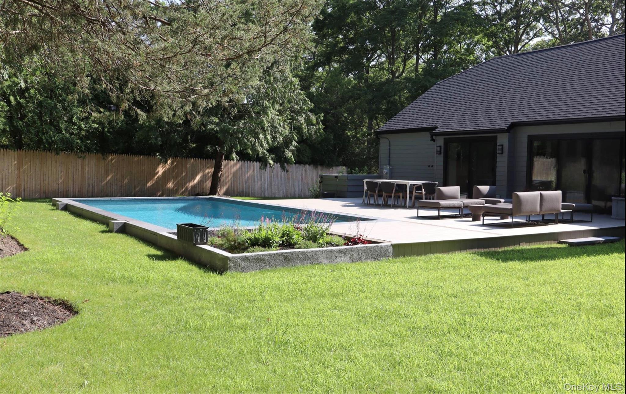 10 Hampton Street, Westhampton Beach, NY 11978