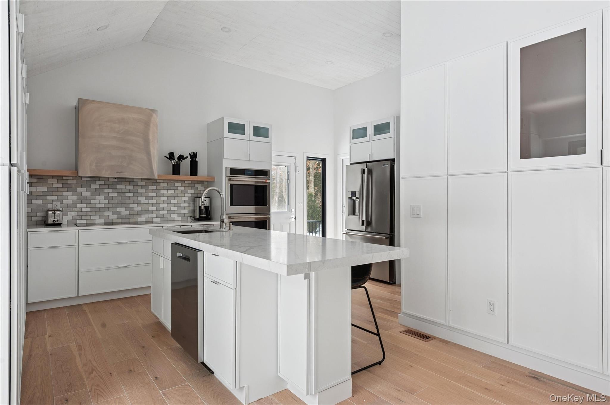 10 Hampton Street, Westhampton Beach, NY 11978