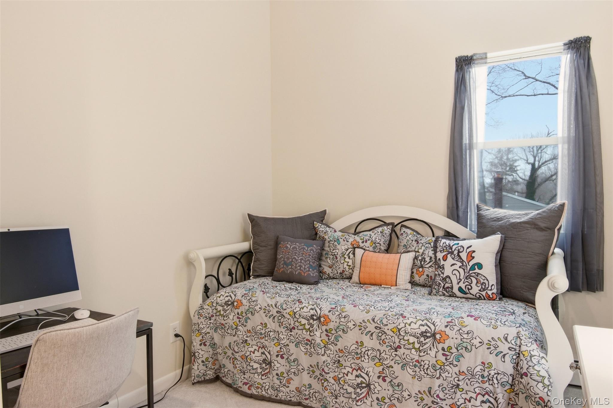 2 Lakeland Place, Farmingville, NY 11738