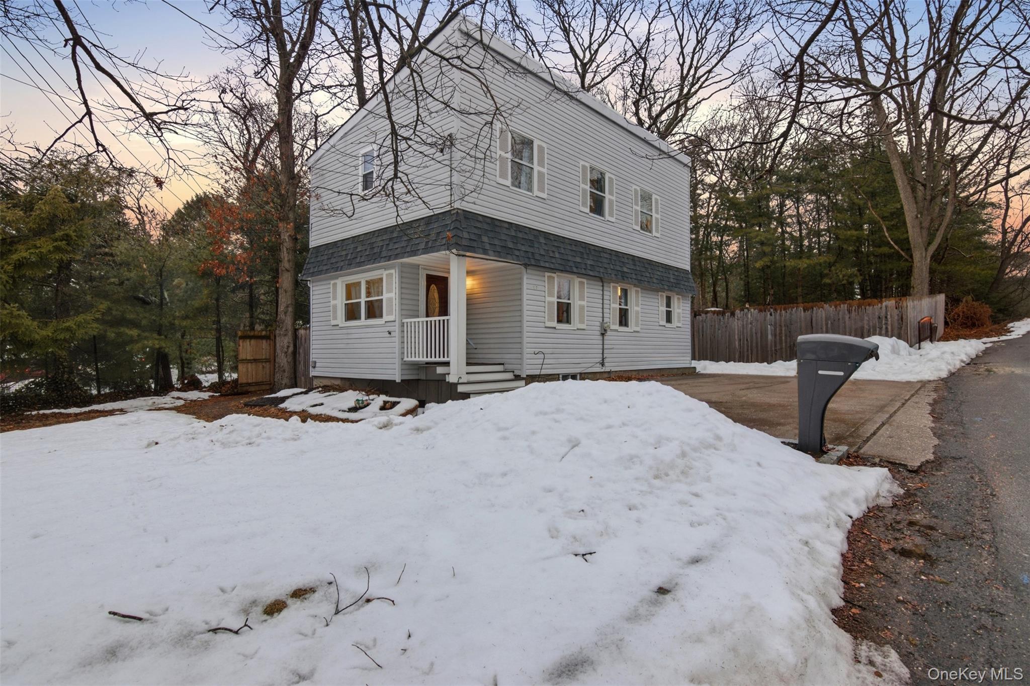 2 Lakeland Place, Farmingville, NY 11738