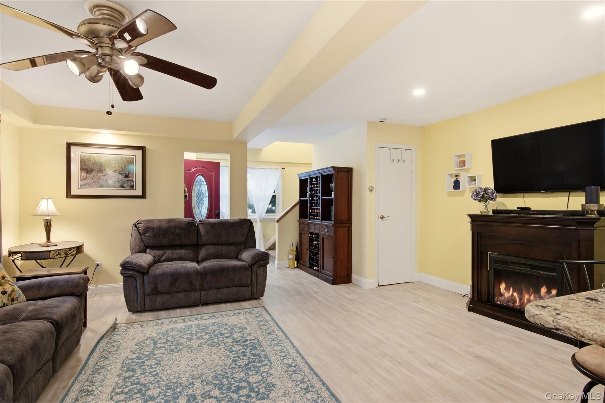 2 Lakeland Place, Farmingville, NY 11738