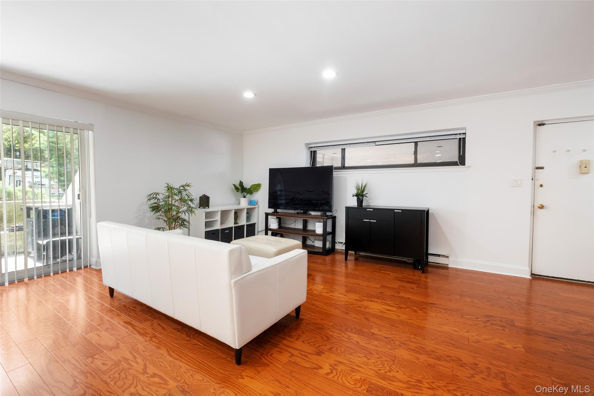 21 Canterbury Road # 6, Great Neck, NY 11021