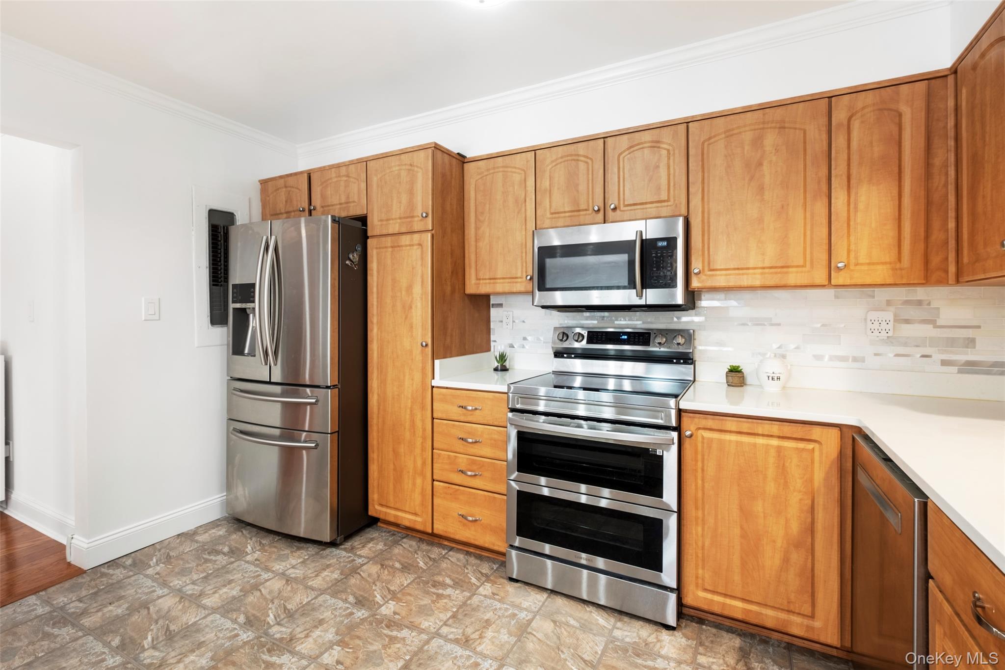 21 Canterbury Road # 6, Great Neck, NY 11021