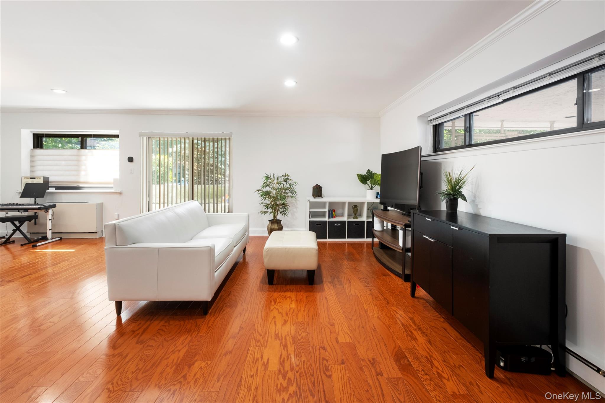 21 Canterbury Road # 6, Great Neck, NY 11021