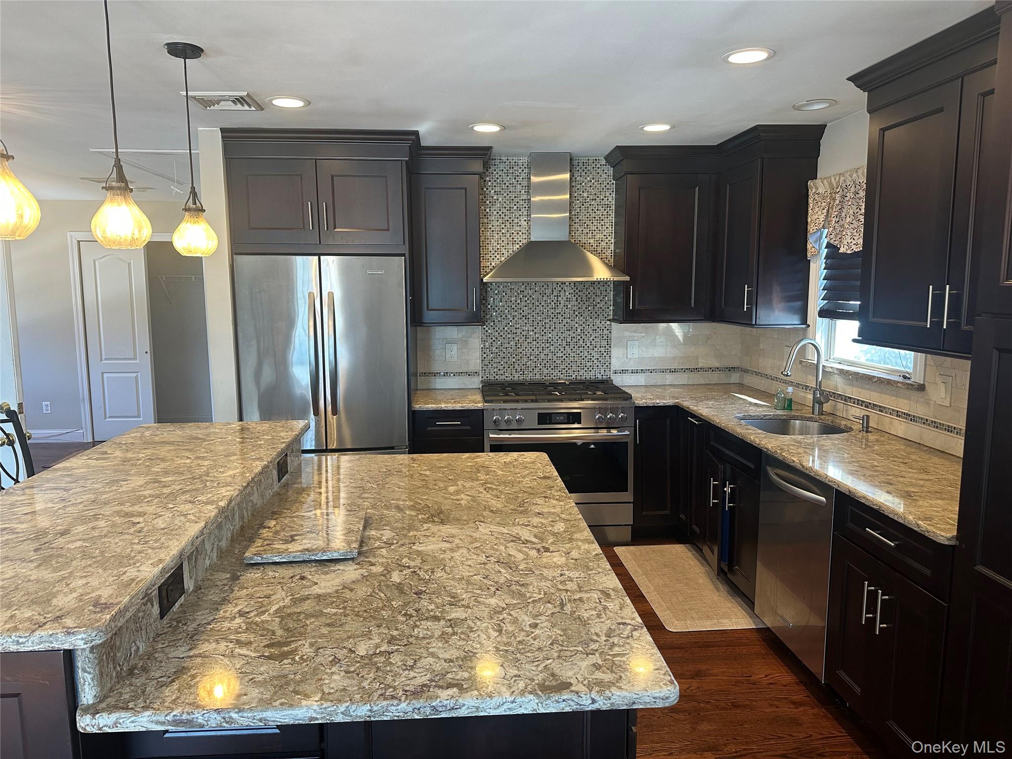 17 Lee Avenue, Rockville Centre, NY 11570