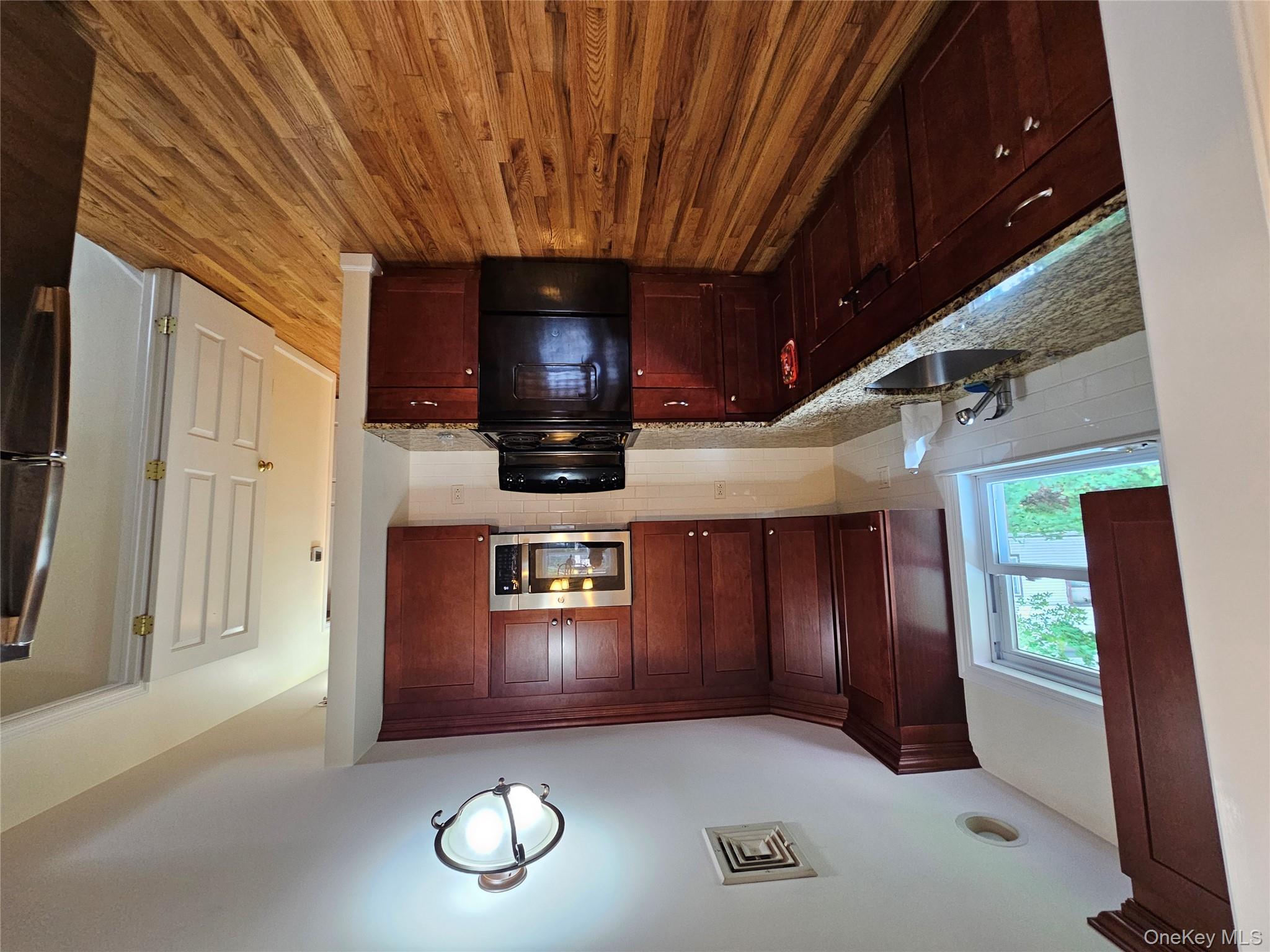 8 town path # 2, Glen Cove, NY 11542