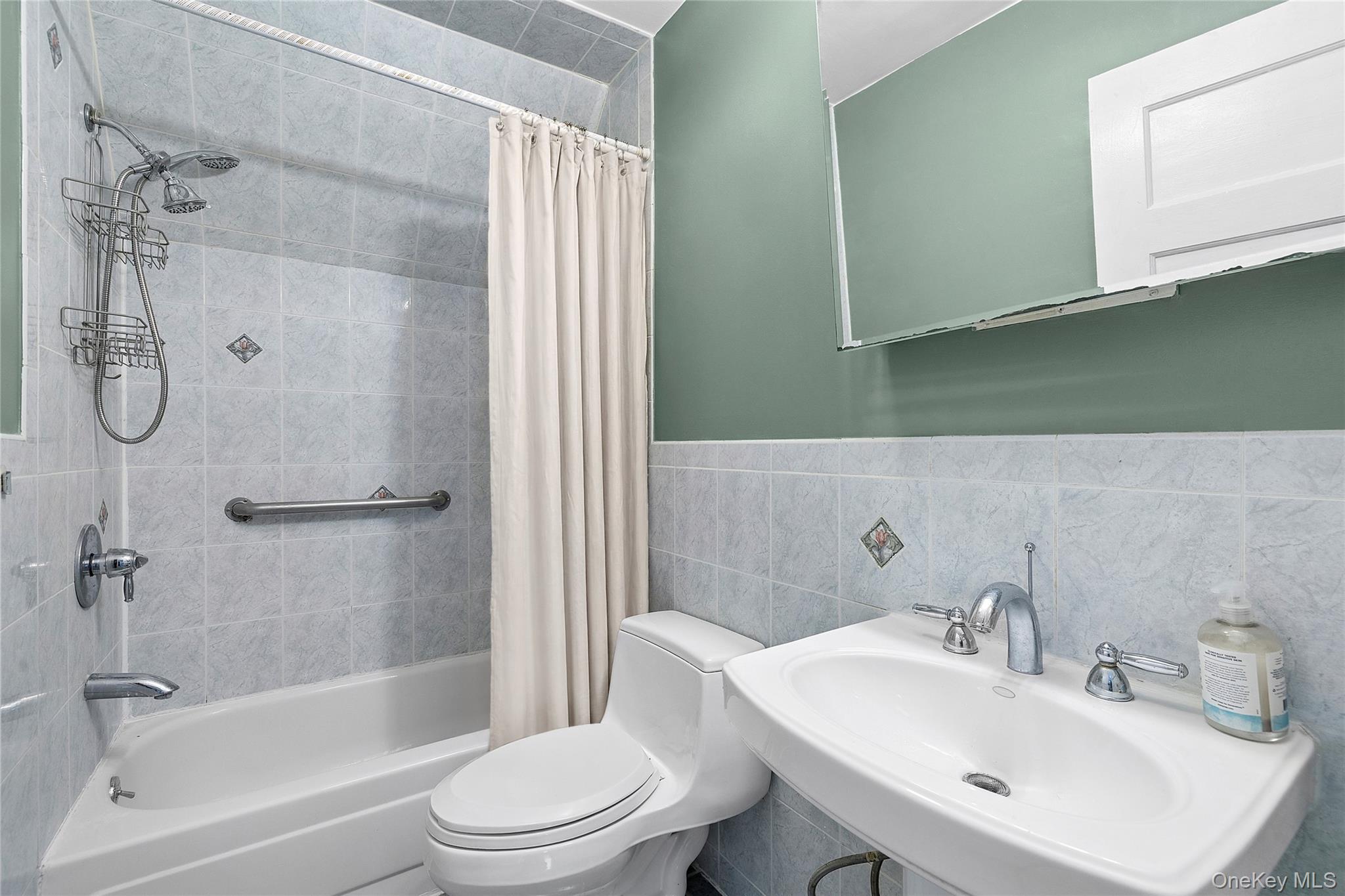 46 Slocum Crescent, Forest Hills, NY 11375