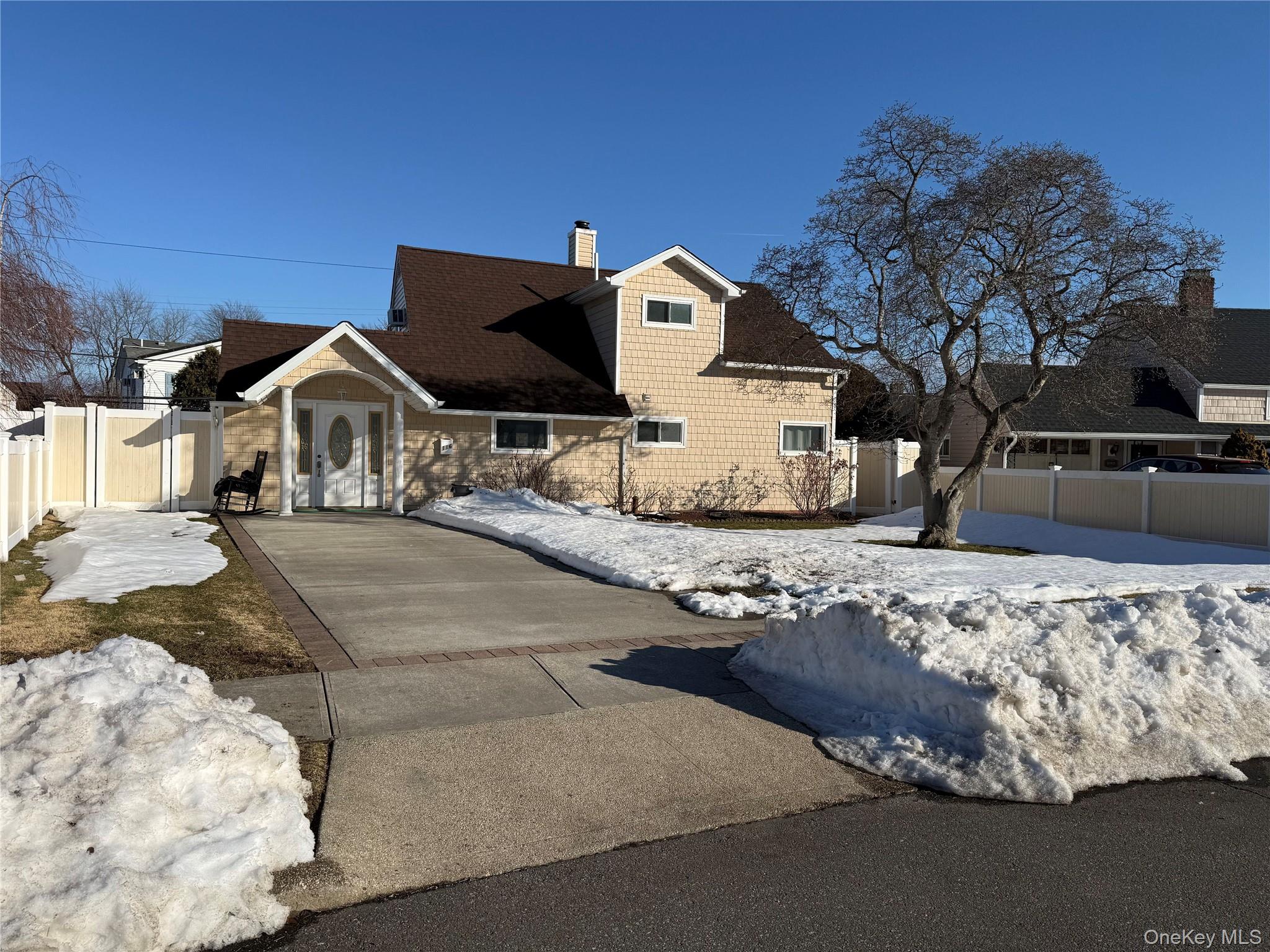 116 Winter Lane, Hicksville, NY 11801