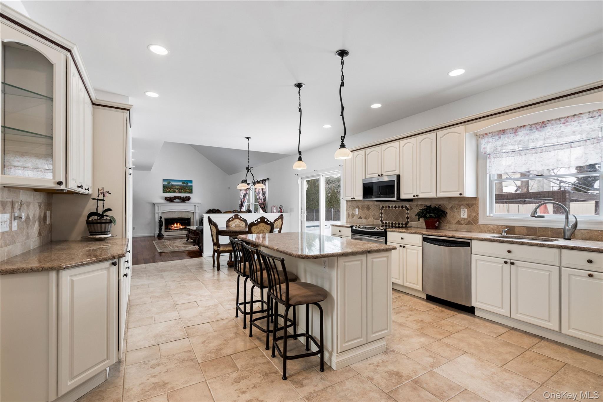 5 Pine Street, Plainview, NY 11803