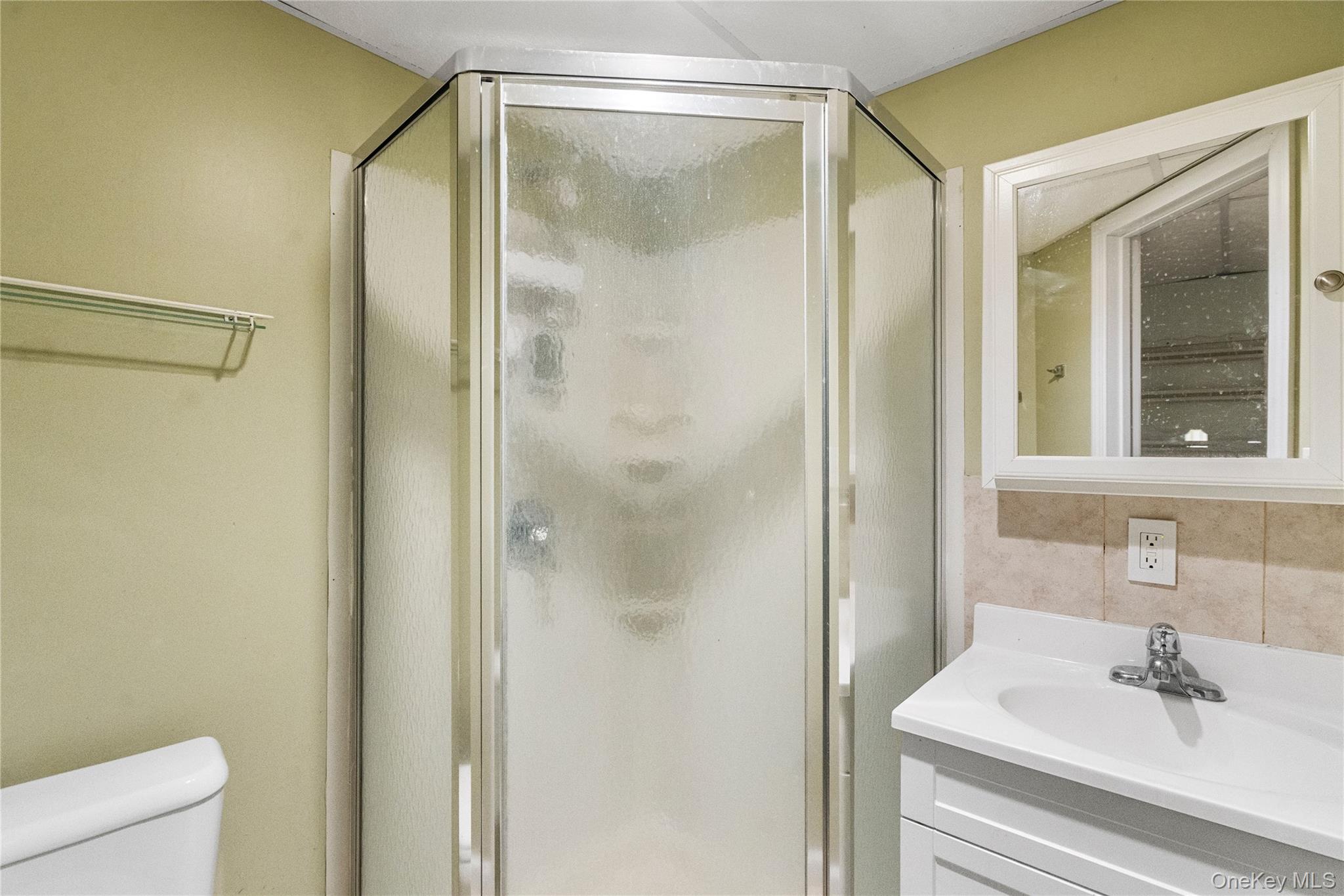 5 Pine Street, Plainview, NY 11803