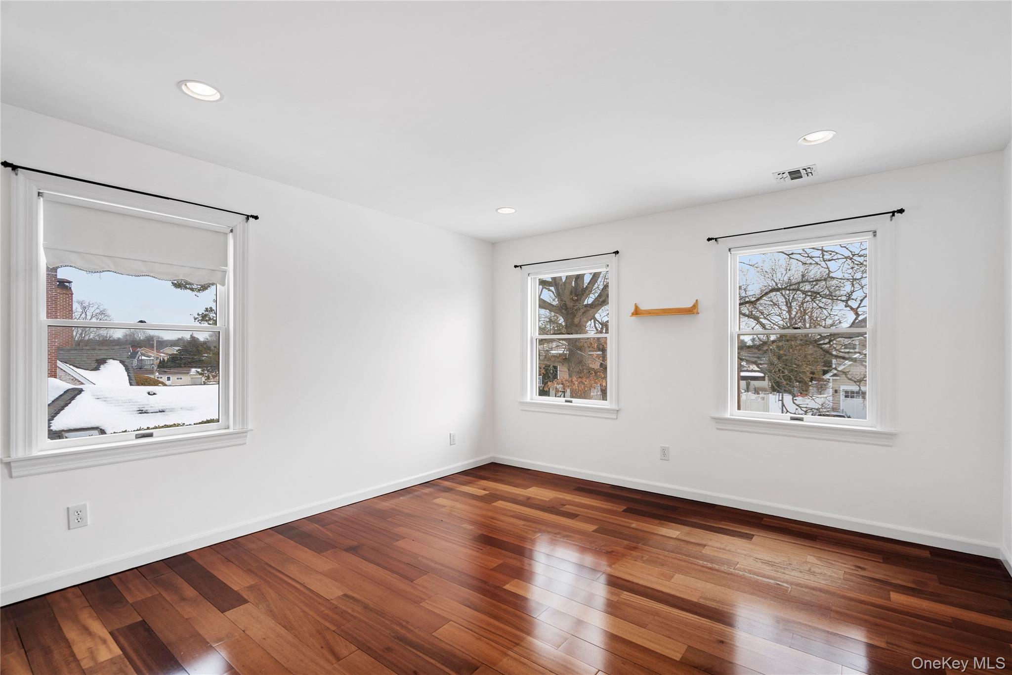 5 Pine Street, Plainview, NY 11803