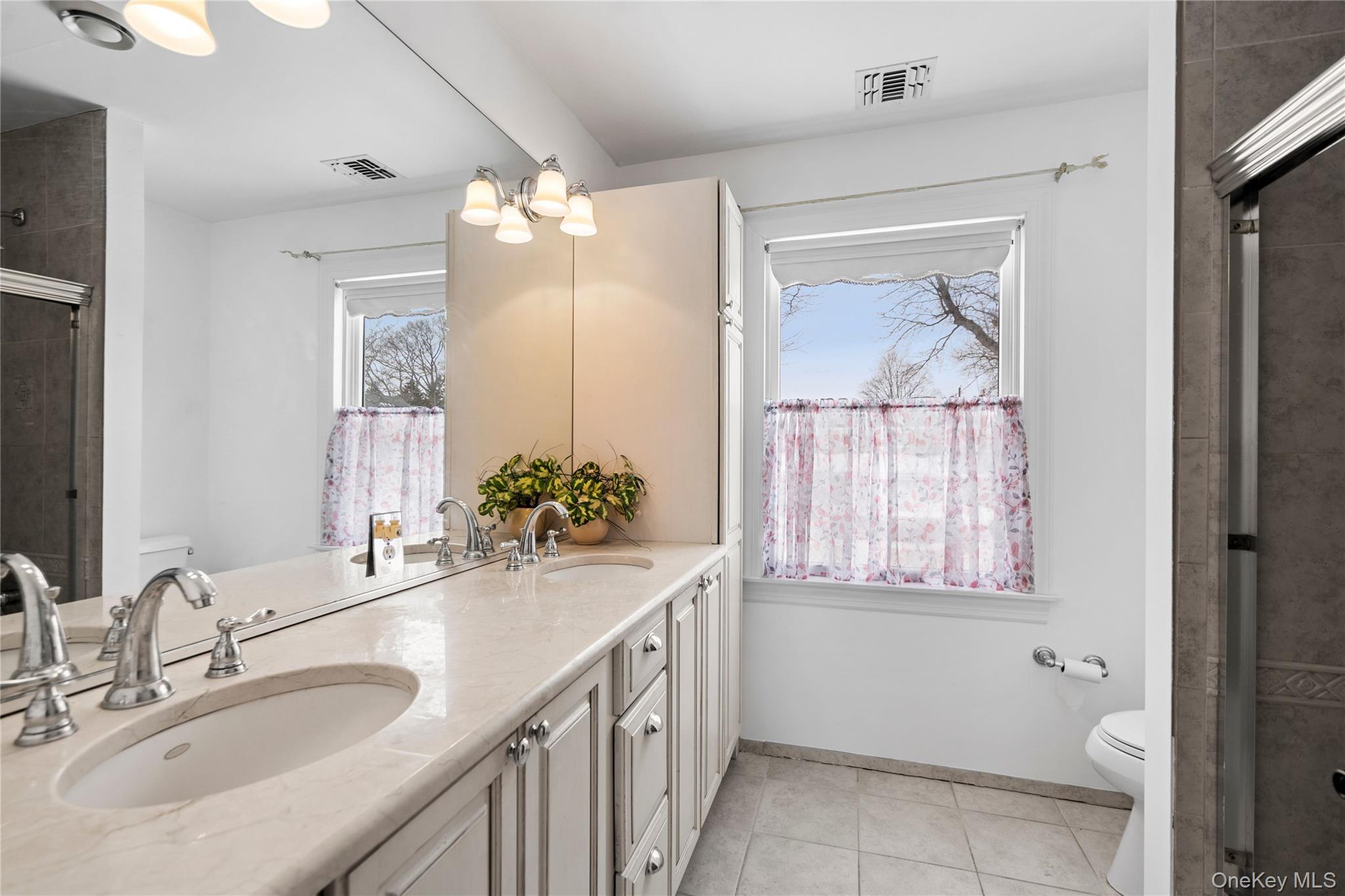 5 Pine Street, Plainview, NY 11803