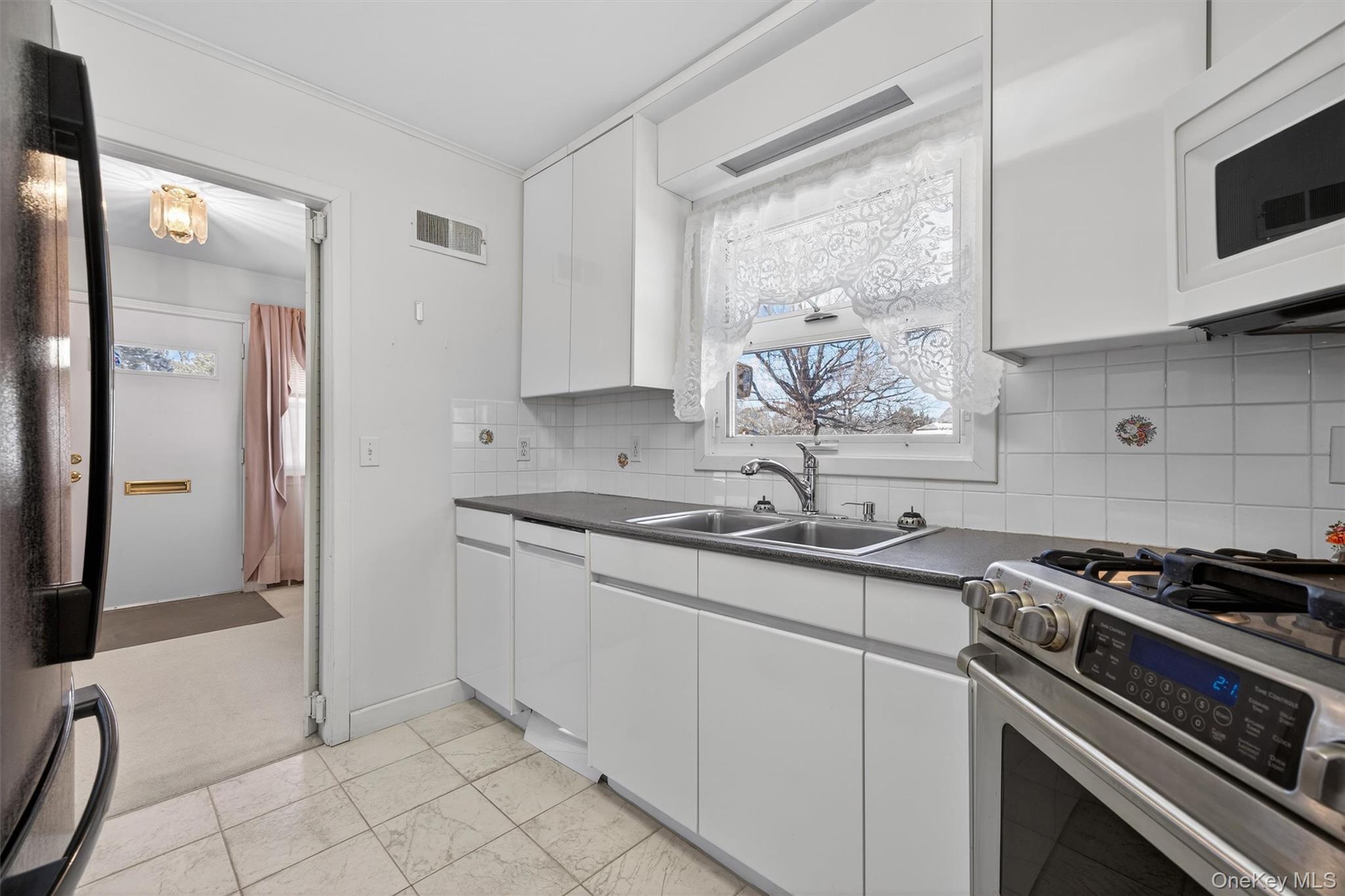 2 Thomas Jefferson Place, Middletown, NY 10940