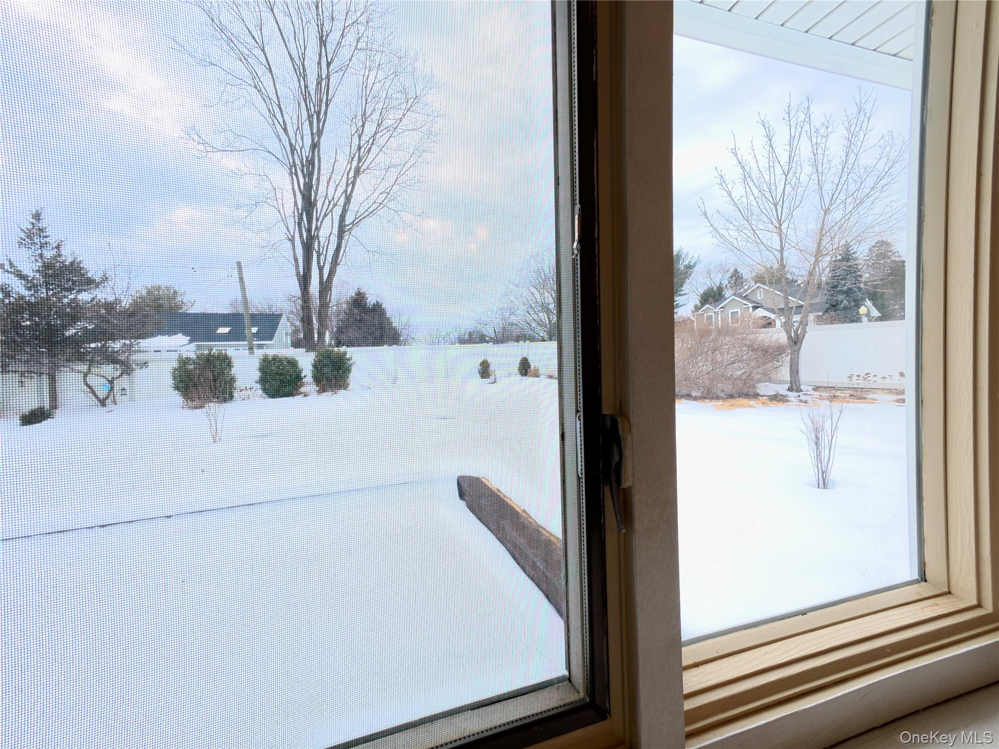 10 Kings Park Road, Commack, NY 11725