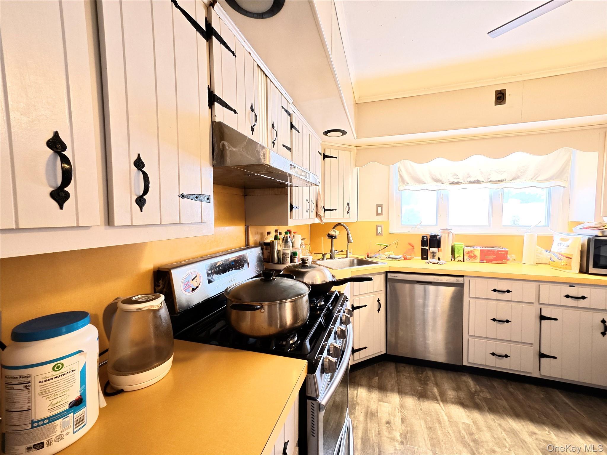 10 Kings Park Road, Commack, NY 11725