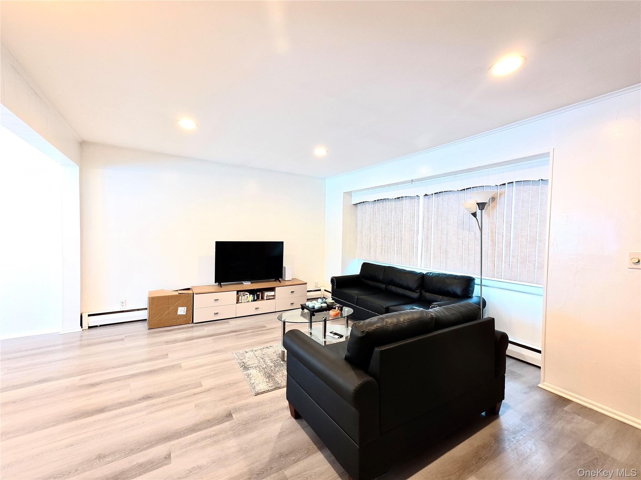 10 Kings Park Road, Commack, NY 11725