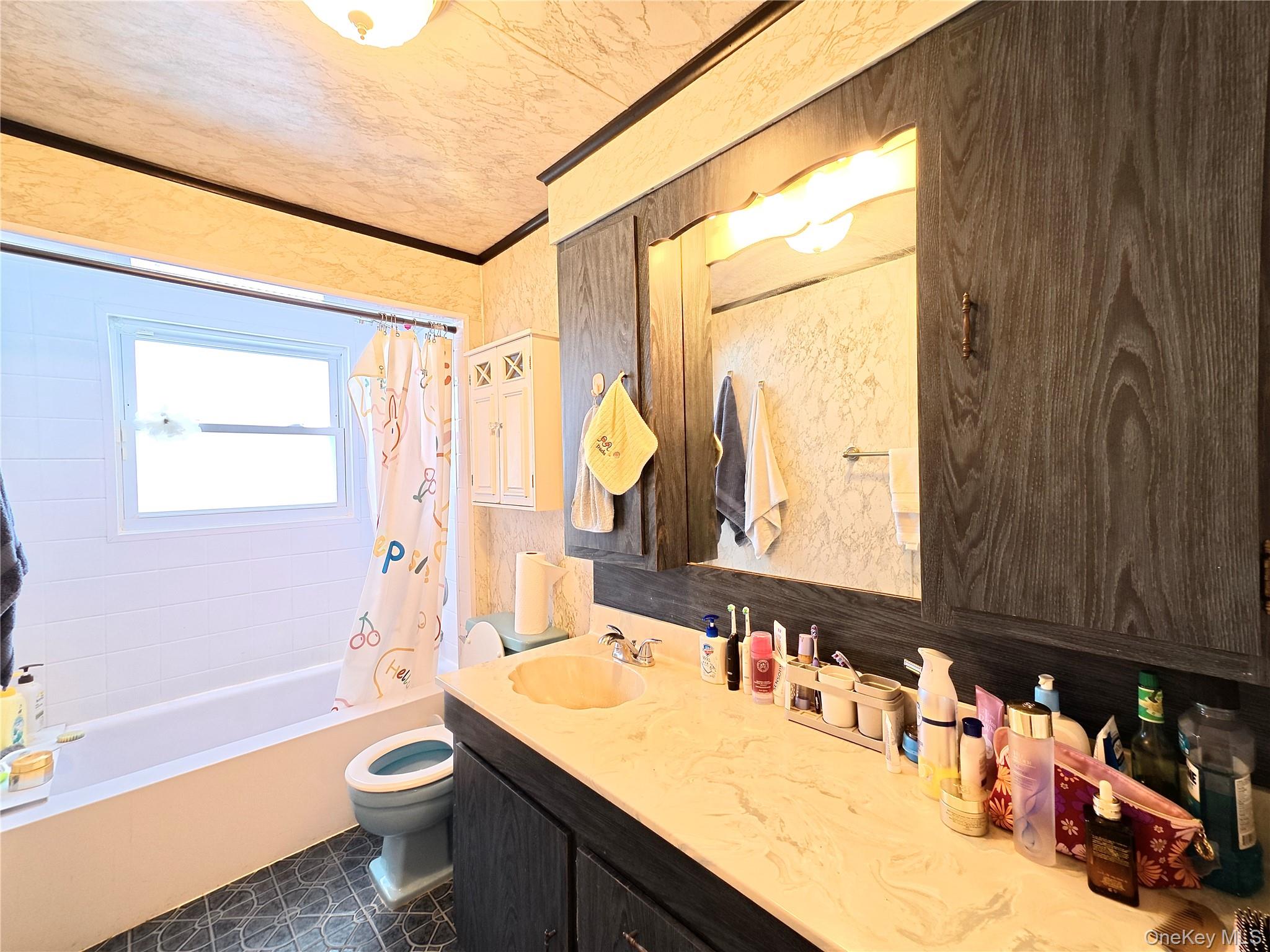 10 Kings Park Road, Commack, NY 11725