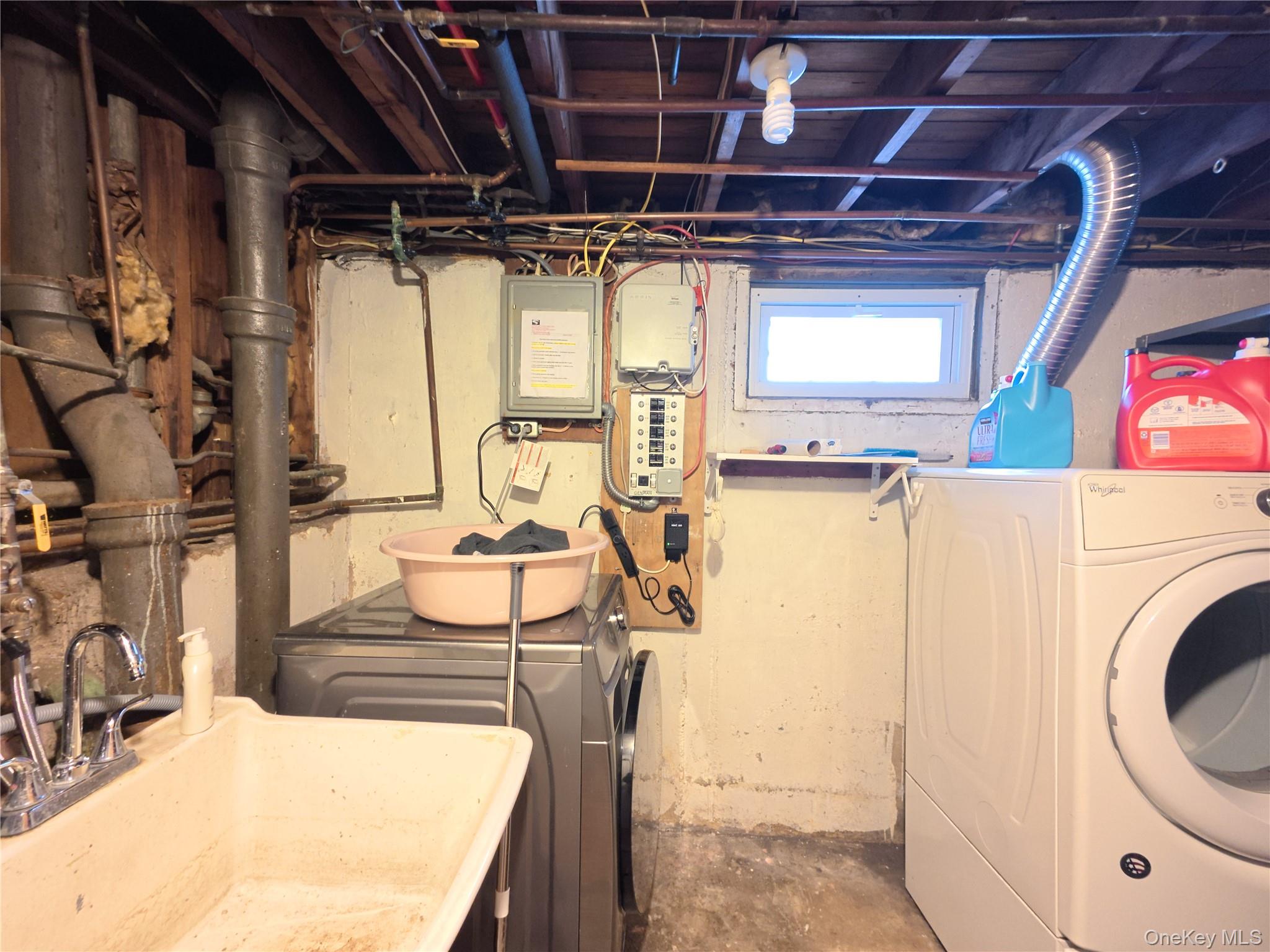 10 Kings Park Road, Commack, NY 11725