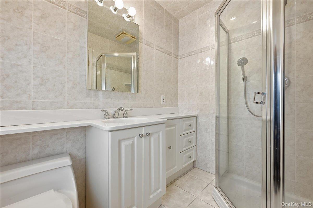 8 Andover Court, Garden City, NY 11530