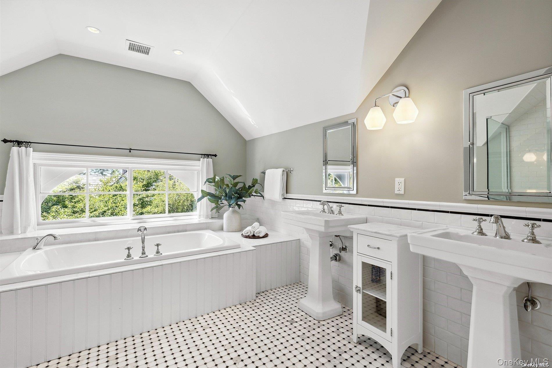 50 South Drive, Manhasset, NY 11030