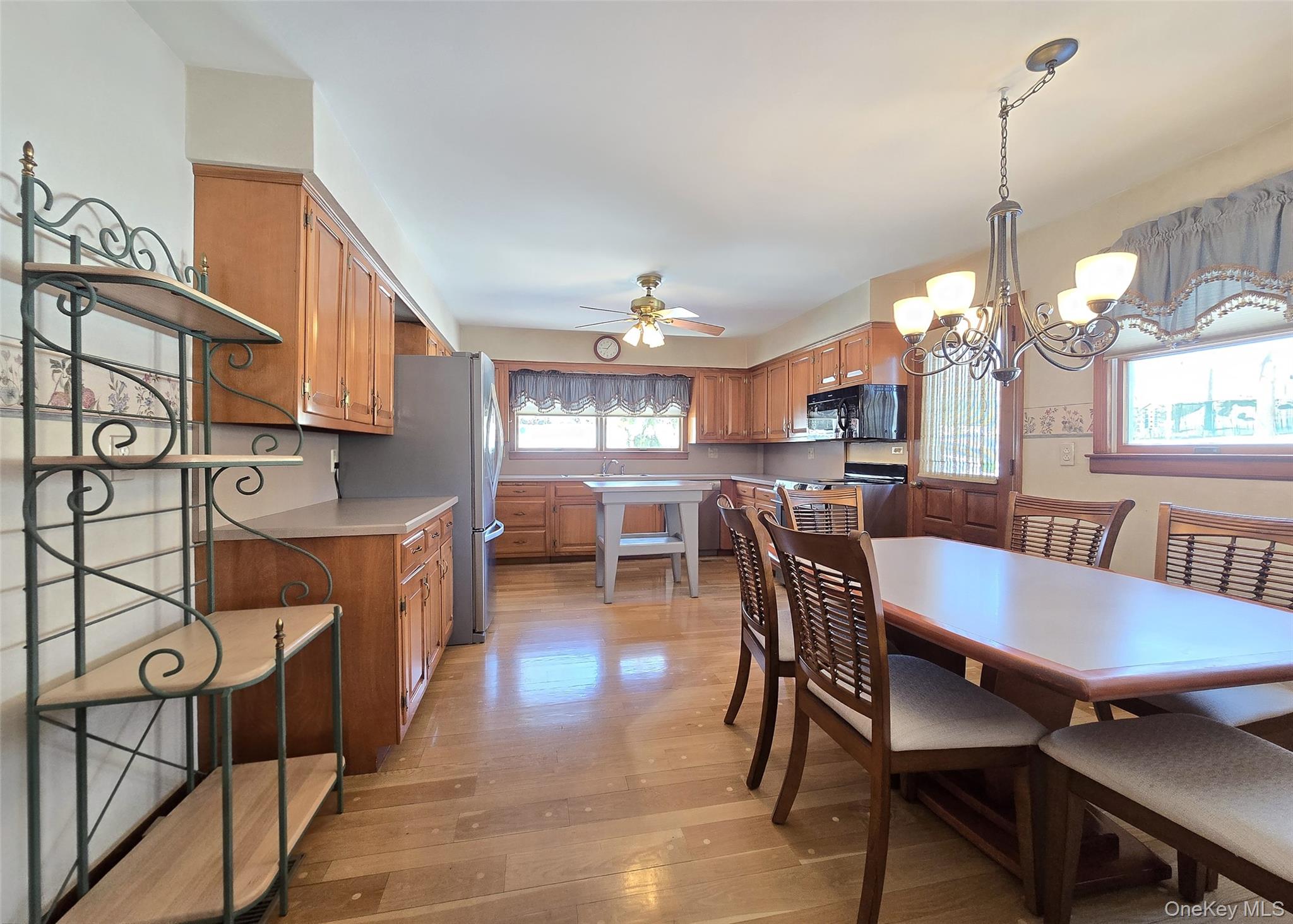 77 Jamaica Avenue, Holtsville, NY 11742