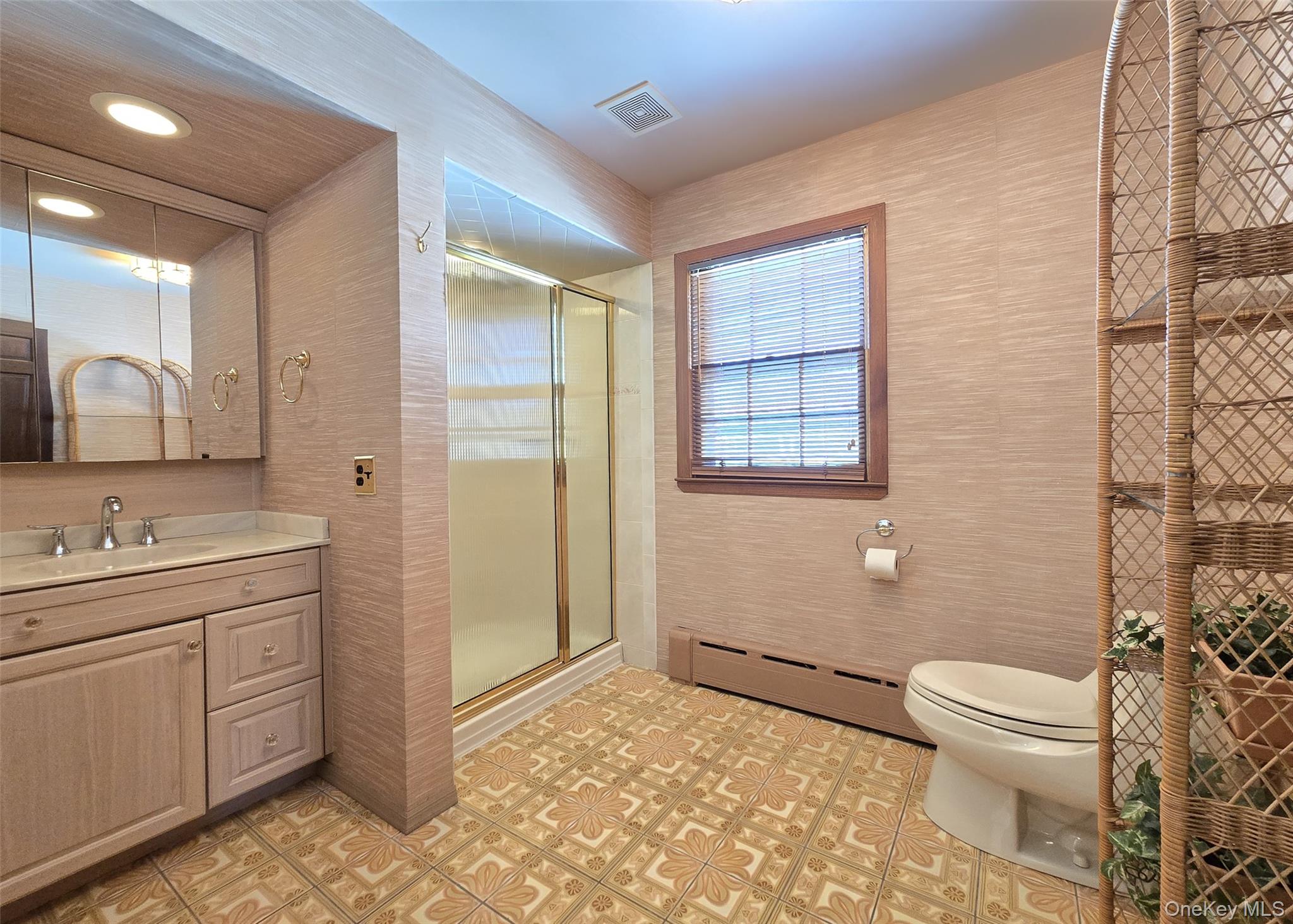 77 Jamaica Avenue, Holtsville, NY 11742