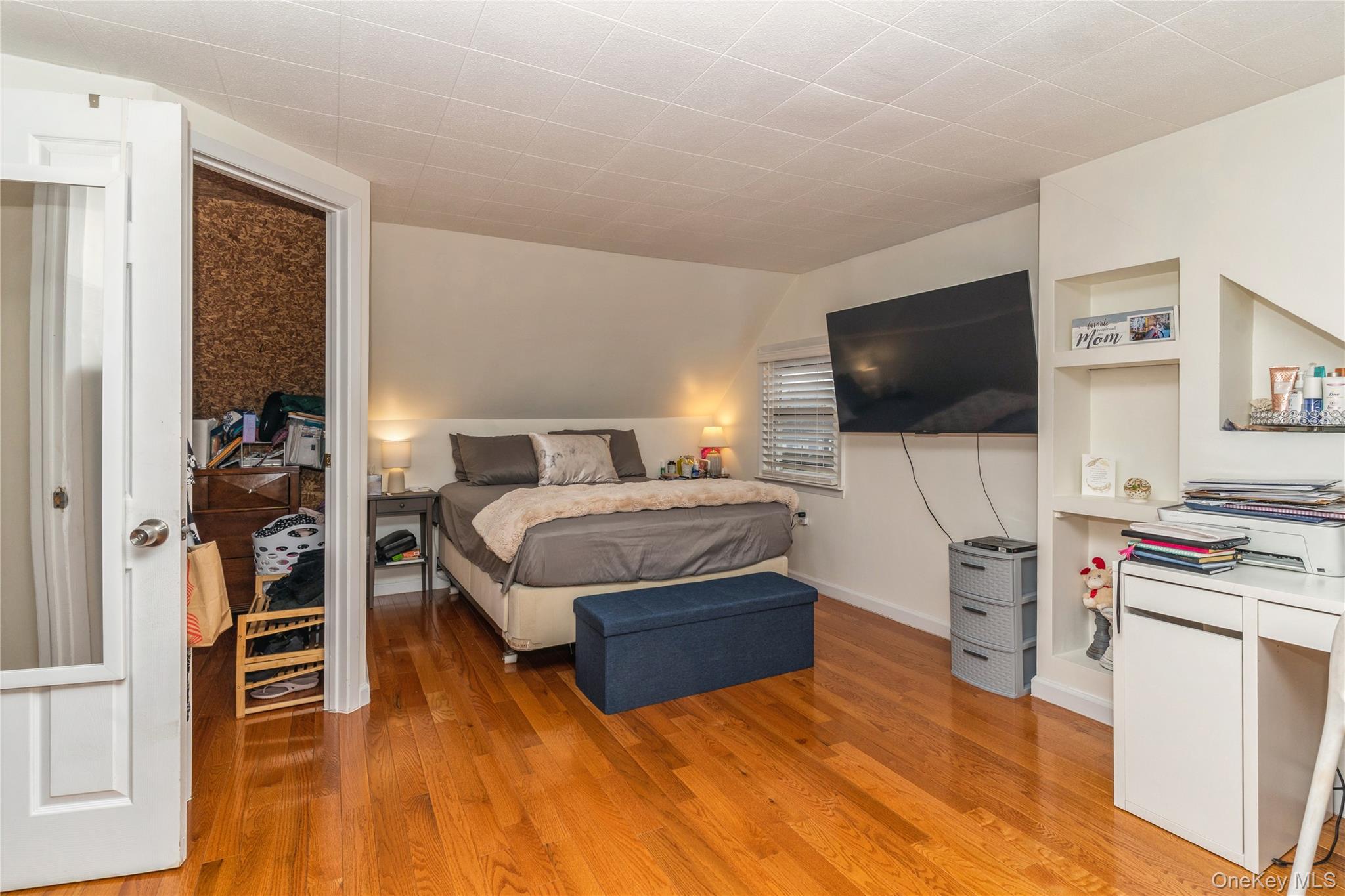 20 Peacock Lane, Levittown, NY 11756