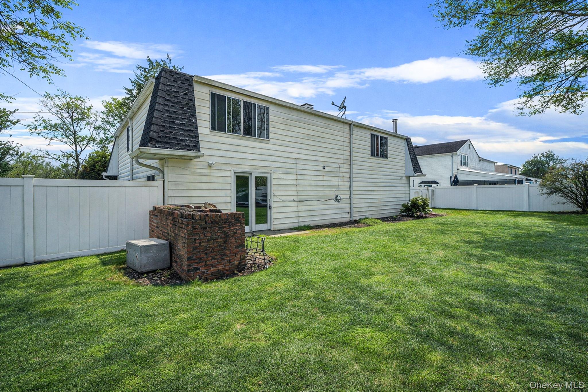 22 Meyer Lane, Medford, NY 11763