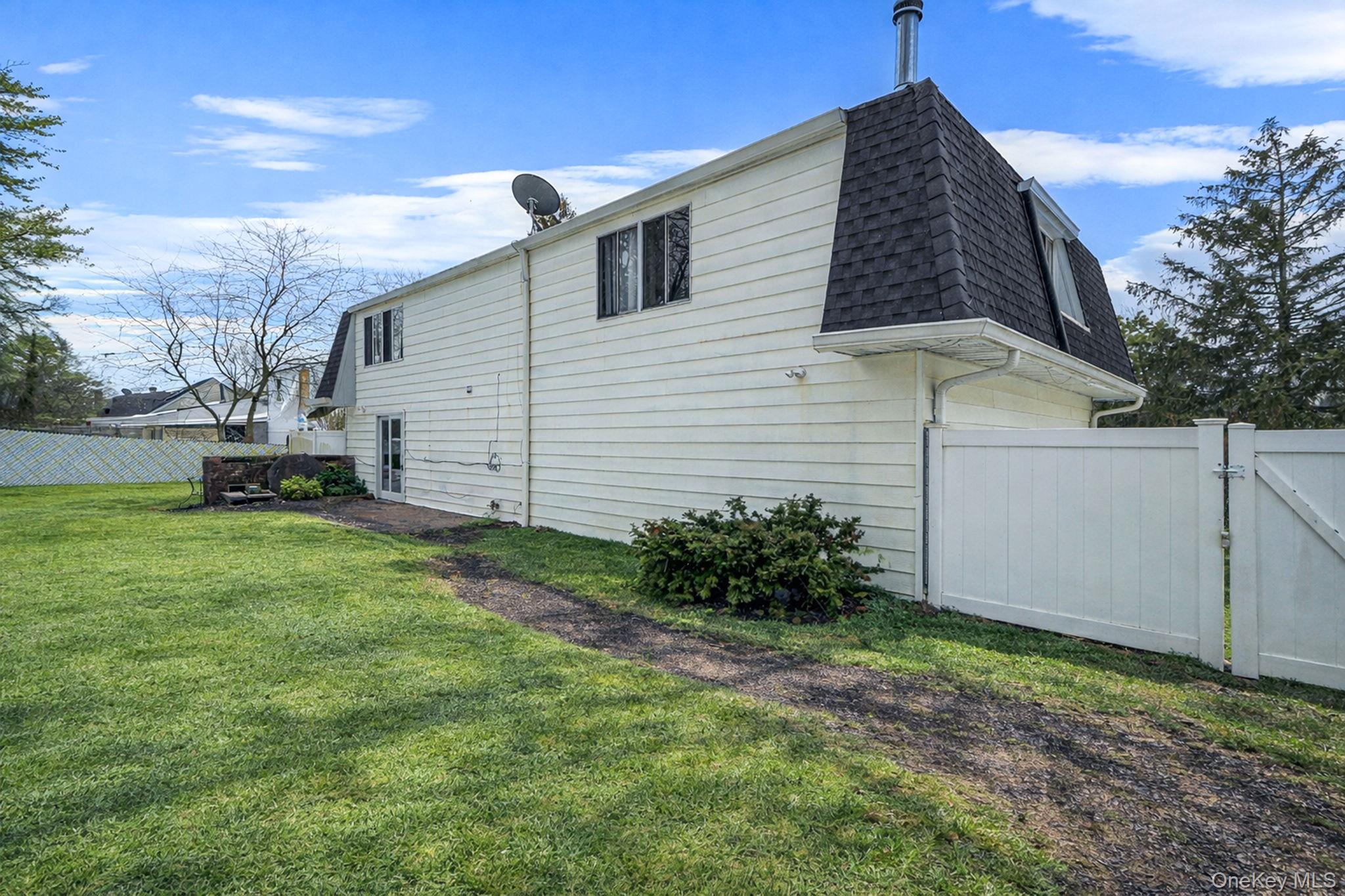 22 Meyer Lane, Medford, NY 11763