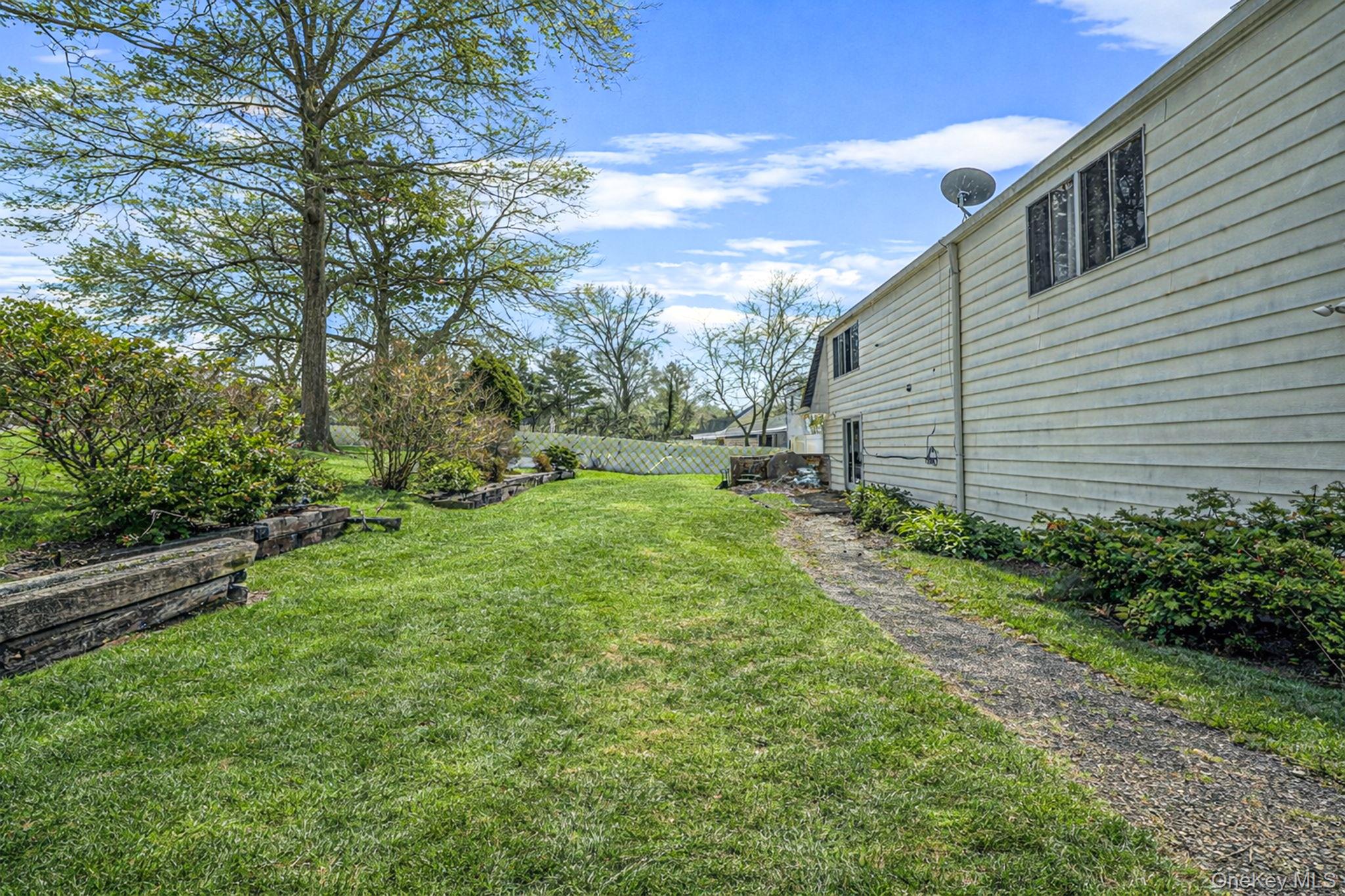 22 Meyer Lane, Medford, NY 11763