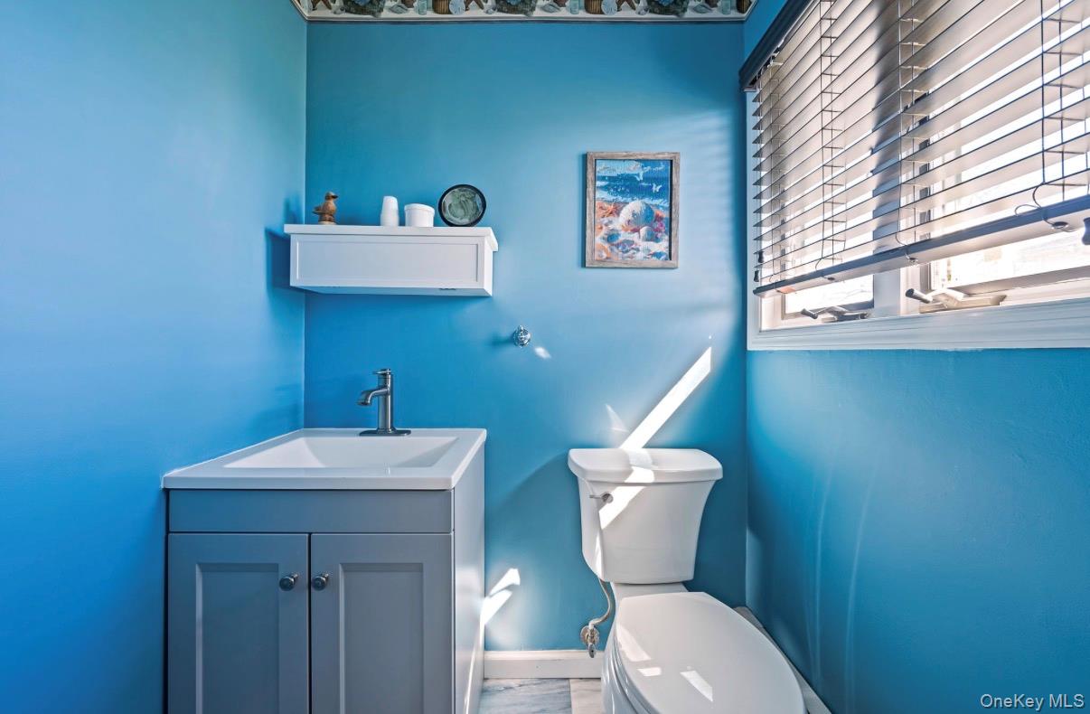 8 Leeward Lane, Commack, NY 11725