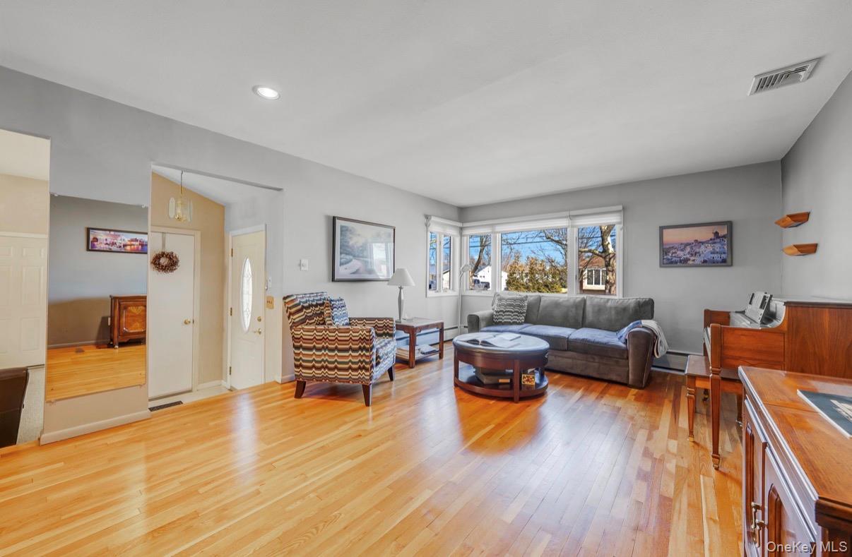 8 Leeward Lane, Commack, NY 11725