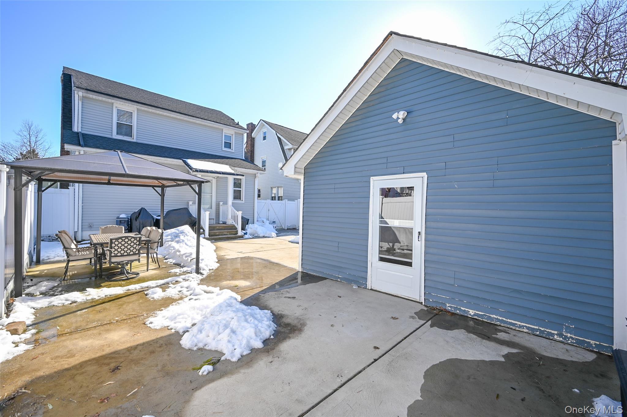 21 Dikeman Street, Hempstead, NY 11550