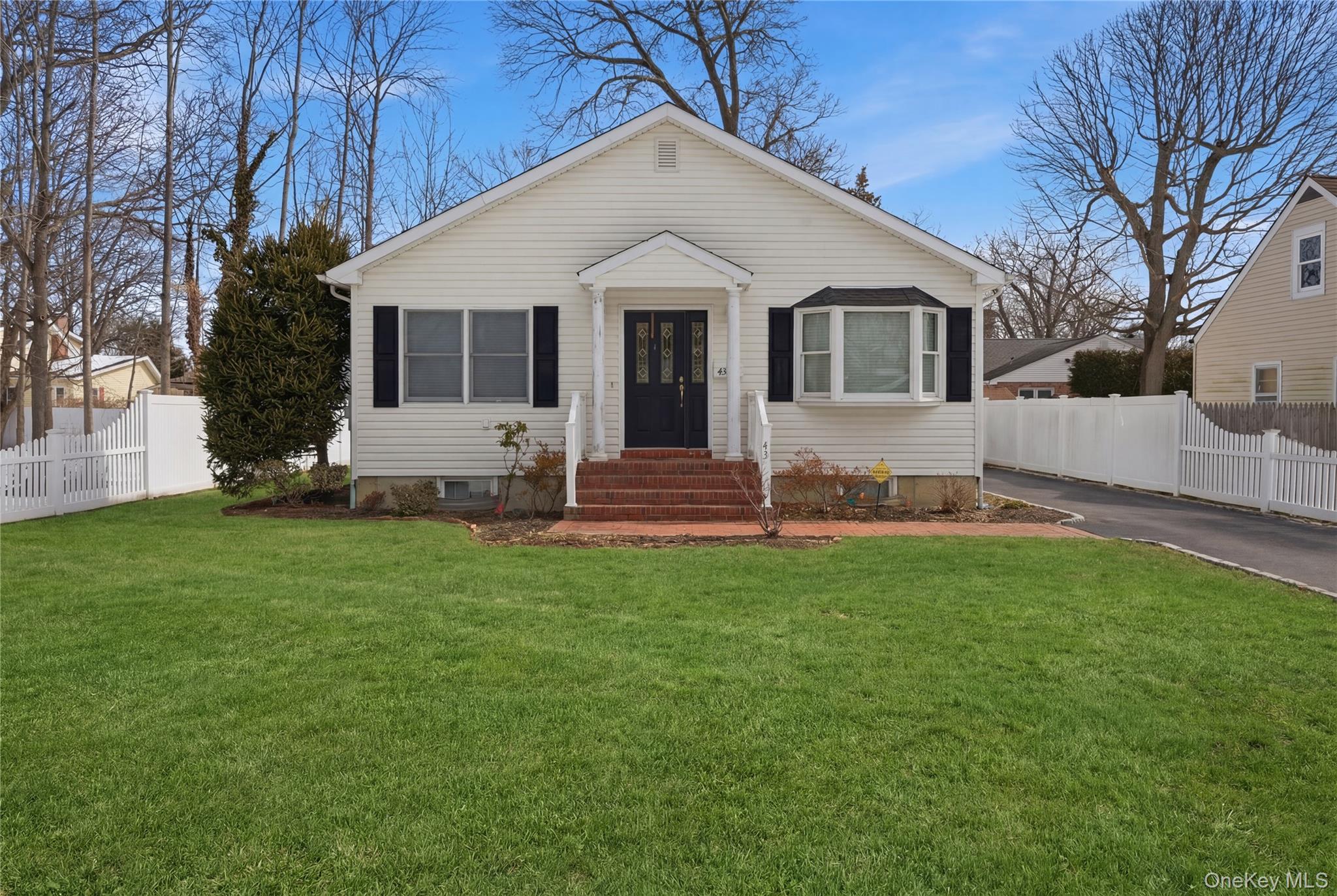 43 Ridgeway Boulevard, Bay Shore, NY 11706